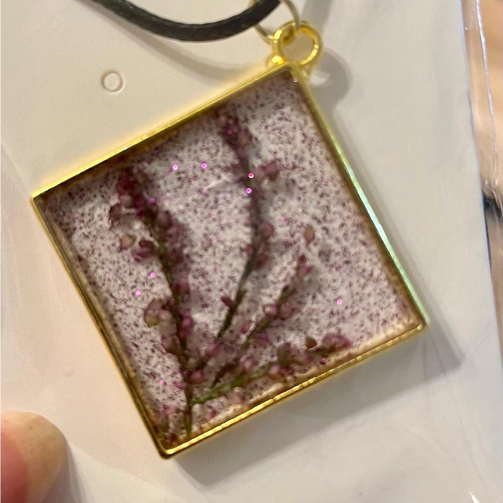Handmade resin jewelry. Customizable. Any color. Lightweight. - Picture 15 of 16